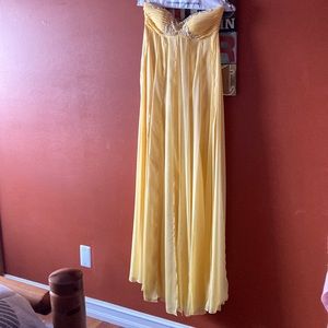 Gorgeous Detailed Cache Prom dress - yellow